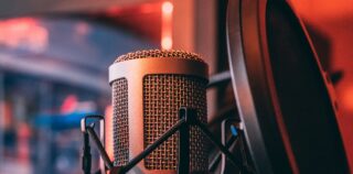 ¿Es más tonto quien dice estupideces o el que le pone un micro?